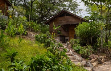 Las cabañas de Mayan Hills ofrecen una escapada íntima a la serenidad natural de Copán Ruinas. Inmersas en exuberantes paisajes tropicales, estas cabañas brindan una experiencia acogedora y aislada. Con detalles artesanales y comodidades modernas.