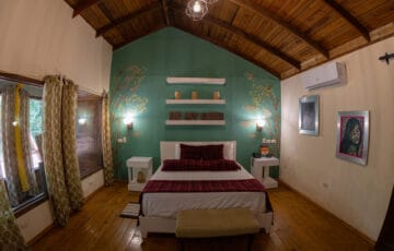 Sumérgete en el lujo sereno de nuestras suites. Cada suite es un santuario de elegancia y comodidad, fusionando a la perfección el encanto maya con las comodidades modernas. Disfruta de amplios espacios, detalles románticos y vistas impresionantes.